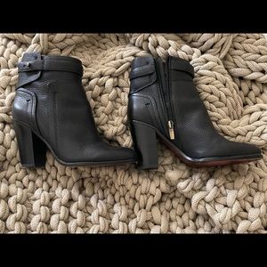 Vince Camuto Black Grain LeatherTumble boot